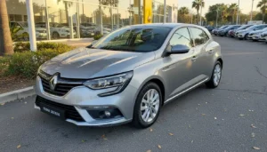 Véhicule Renault d'occasion sur parking de concession ensoleillé