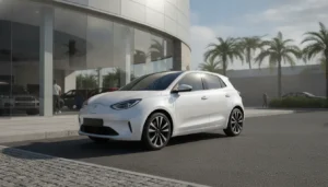Voiture électrique blanche garée devant une concession automobile, journée ensoleillée